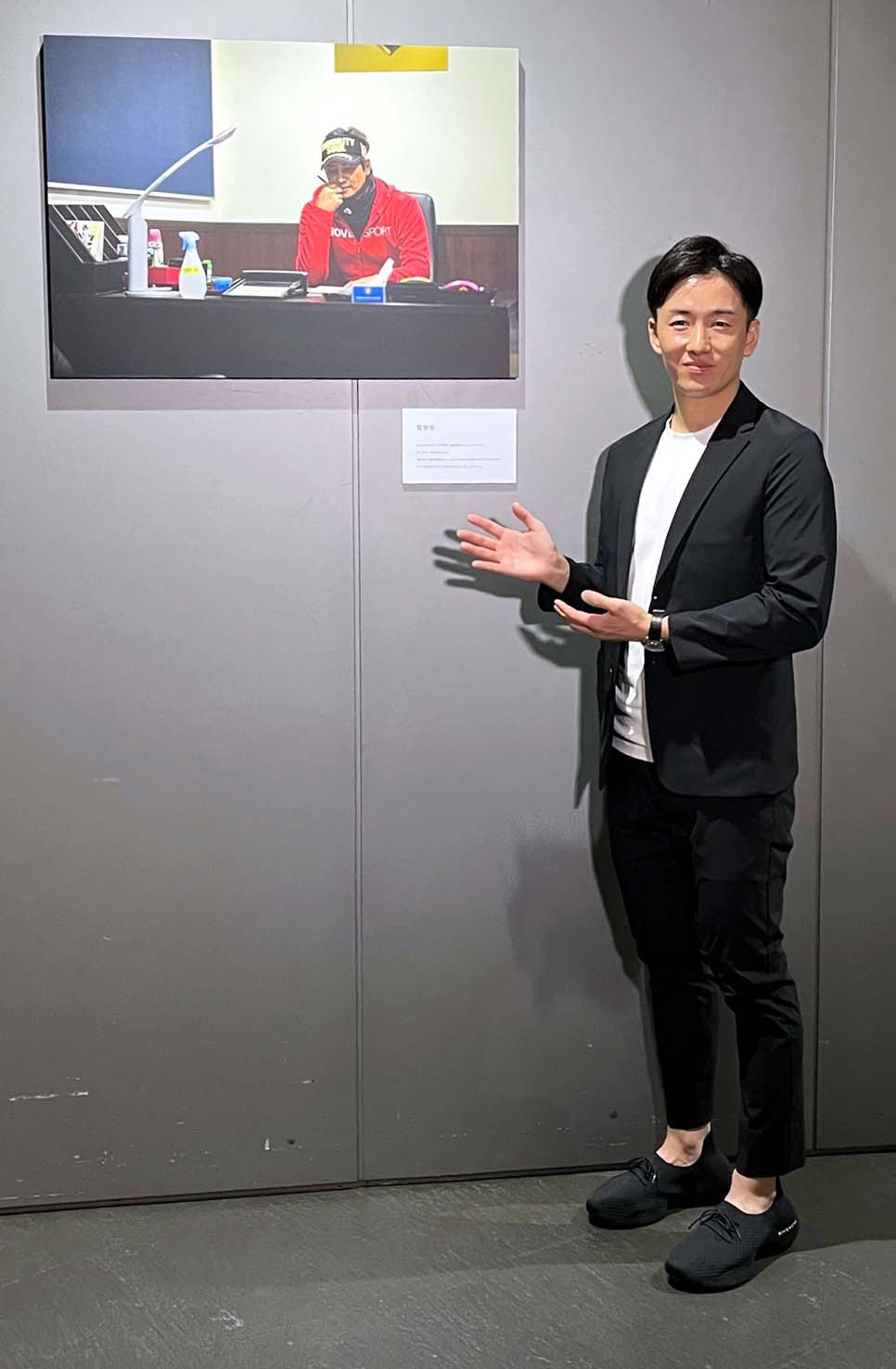 監督室の新庄監督を撮影した写真を紹介する斎藤氏（撮影・永野高輔）