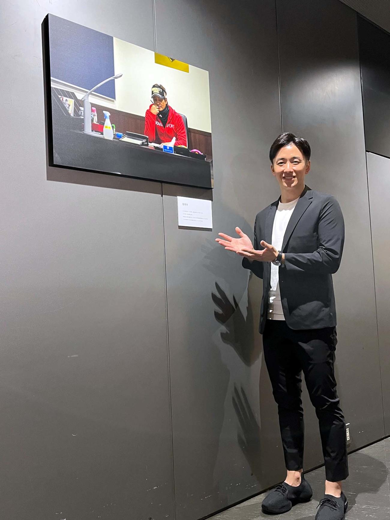 監督室の新庄監督を撮影した写真を紹介する斎藤氏（撮影・永野高輔）