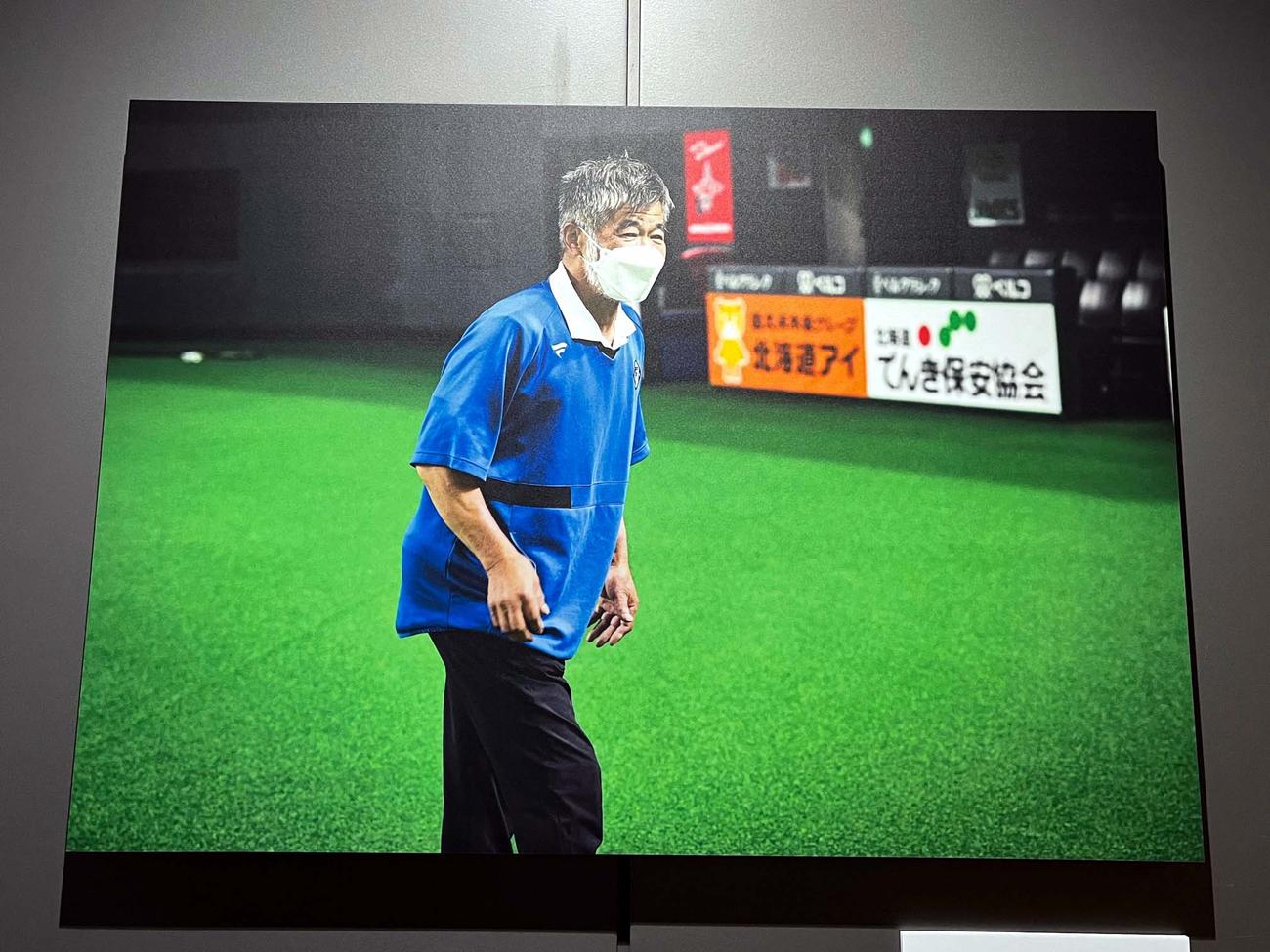 斎藤氏が元寮長を撮影した写真（撮影・永野高輔）