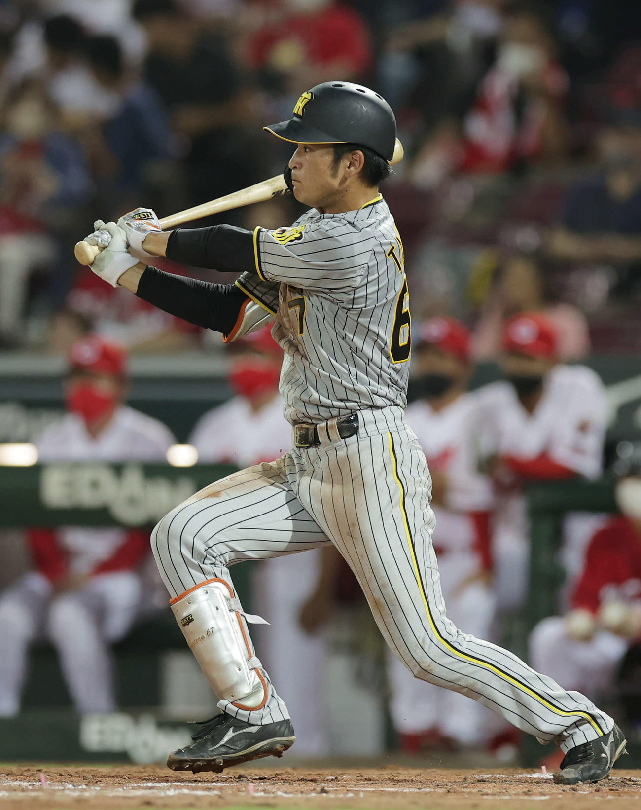 広島対阪神　4回表阪神1死一塁、右翼線へプロ初安打となる適時二塁打を放つ高寺（撮影・前田充）