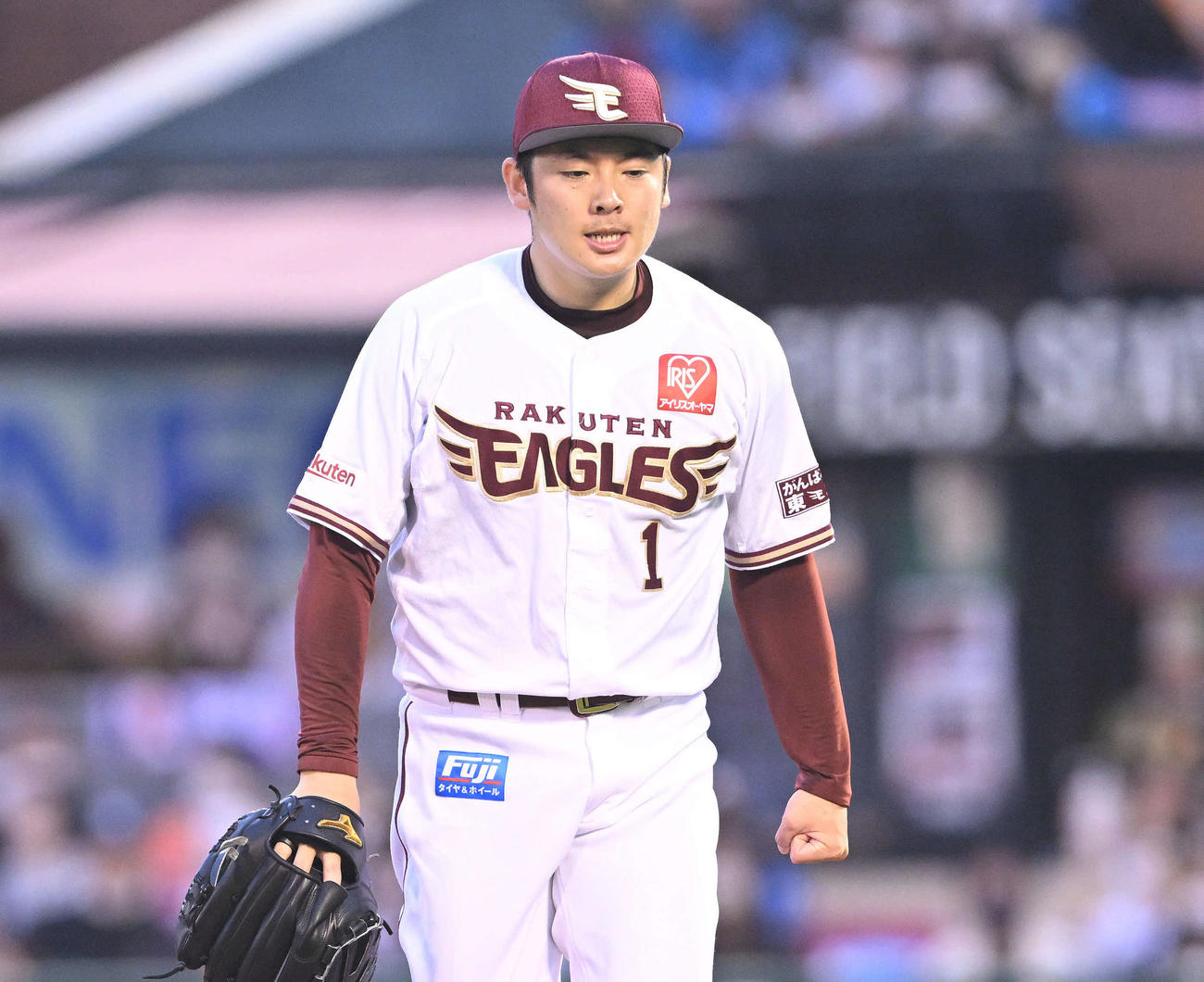 楽天対日本ハム　9回表日本ハム2死三塁、中島を空振り三振に仕留めた松井裕は気合の入った表情で引き揚げる（撮影・滝沢徹郎）