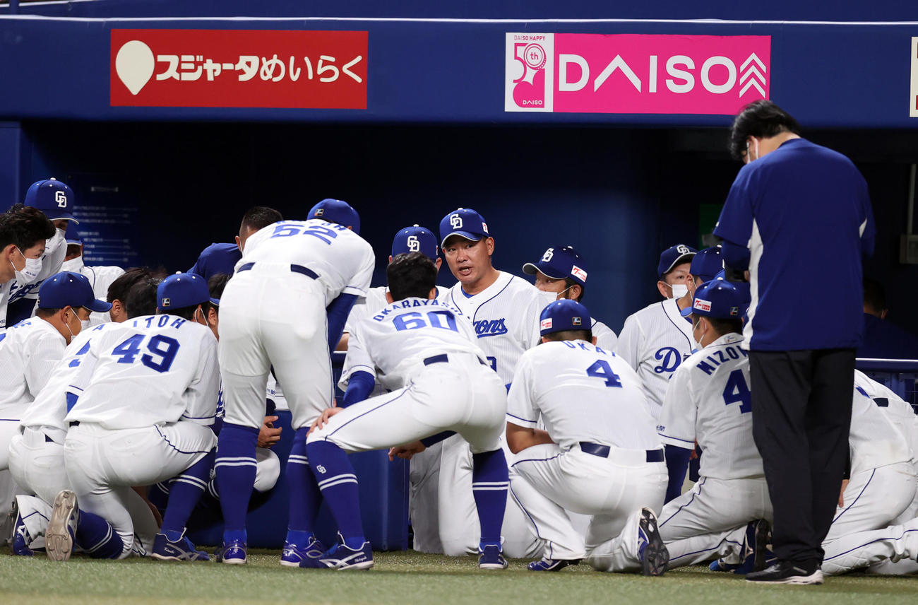中日対巨人　試合前の円陣で声出しする福留（中央）（撮影・狩俣裕三）