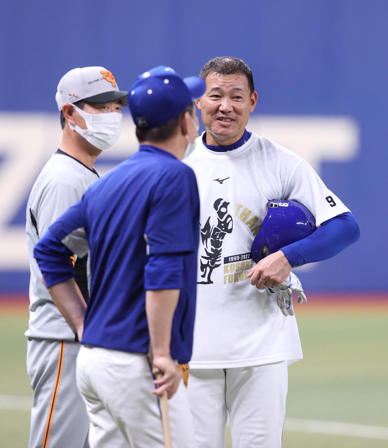 中日対巨人　引退試合前の練習で桑田投手チーフコーチ（左）にあいさつする福留（右）。手前は立浪監督（撮影・狩俣裕三）