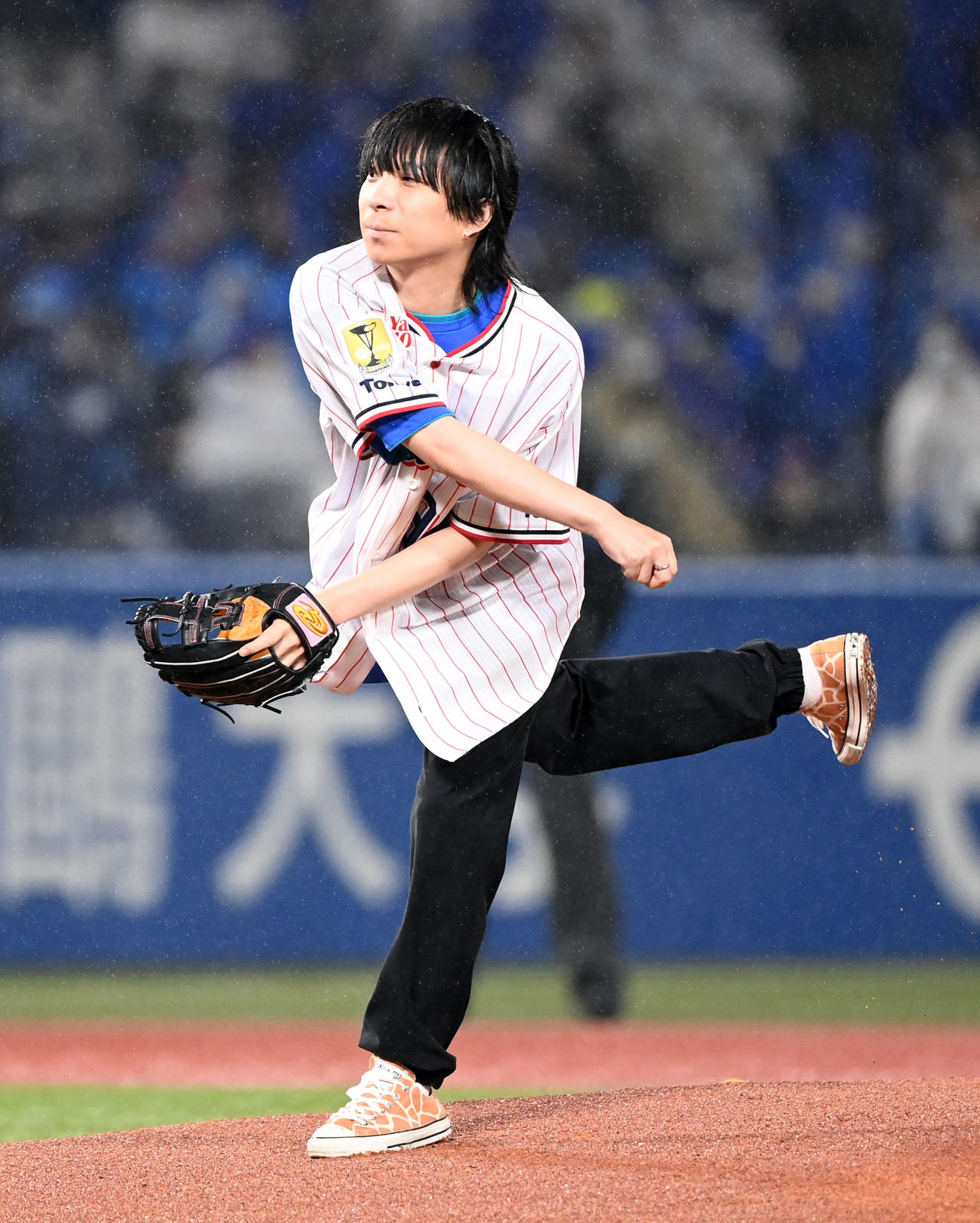 ヤクルト対DeNA　始球式を務めた尾崎世界観（撮影・たえ見朱実）
