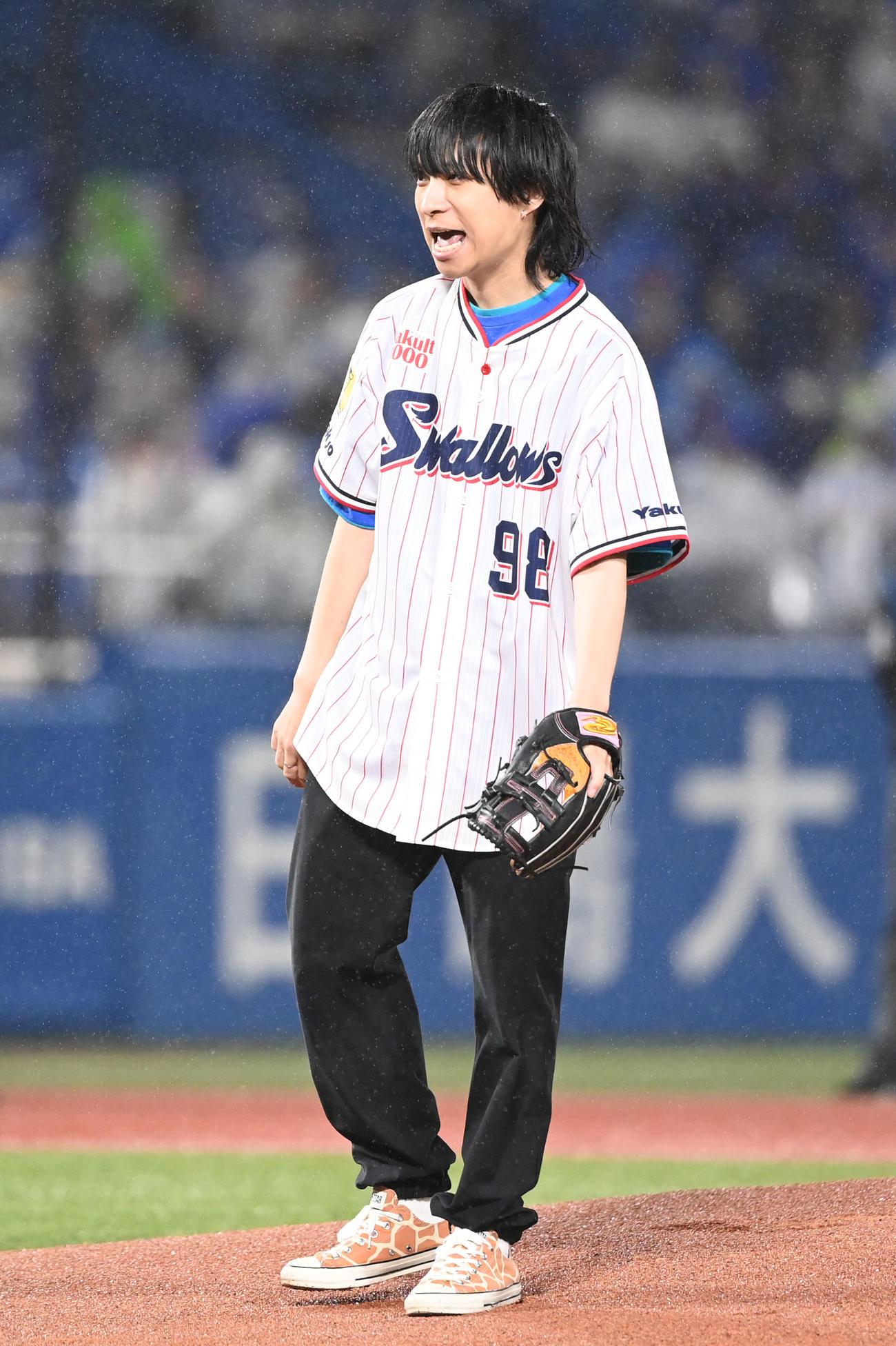 ヤクルト対DeNA　始球式を務めた尾崎世界観（撮影・たえ見朱実）