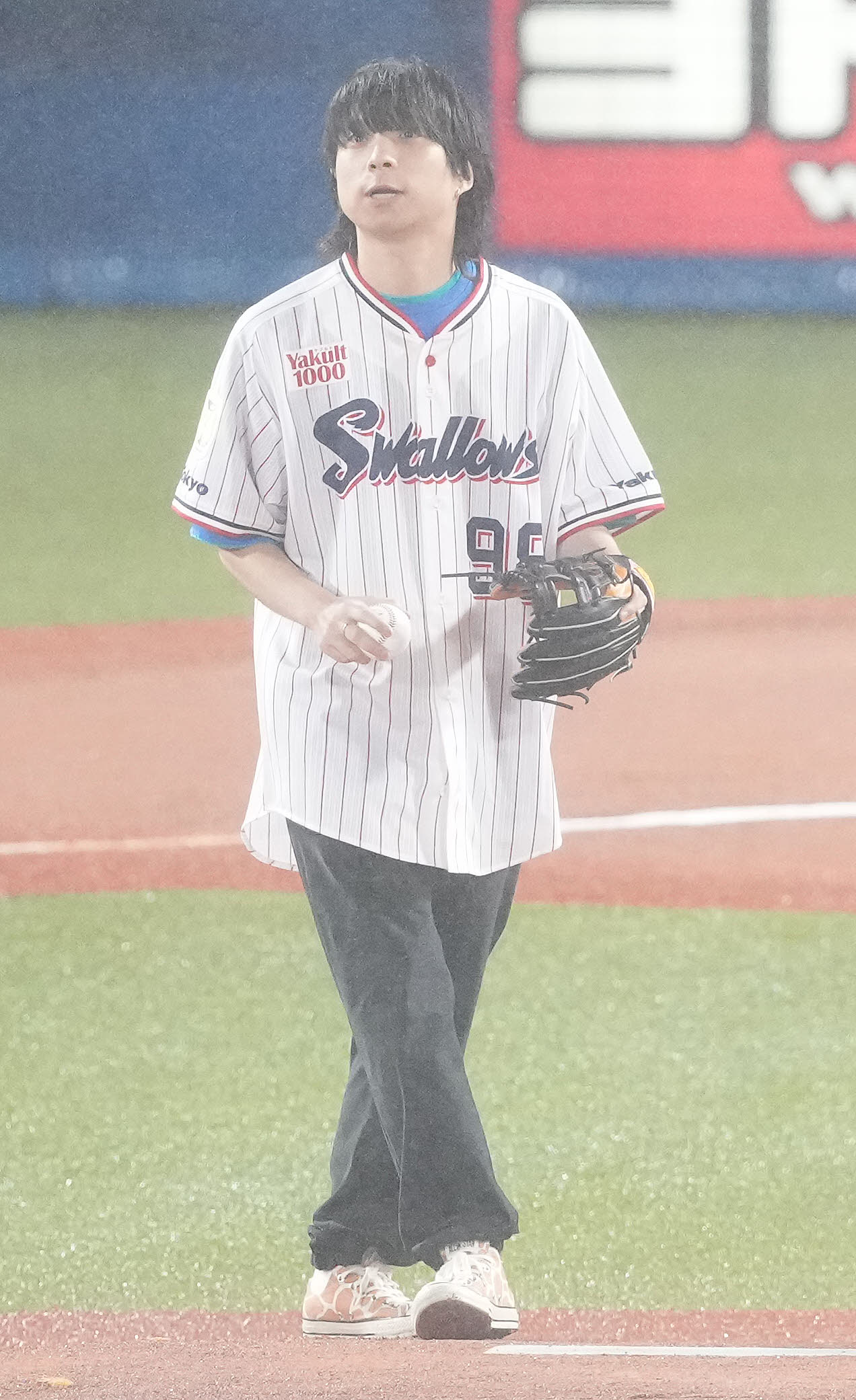 ヤクルト対DeNA　始球式に登場した尾崎世界観（撮影・鈴木みどり）