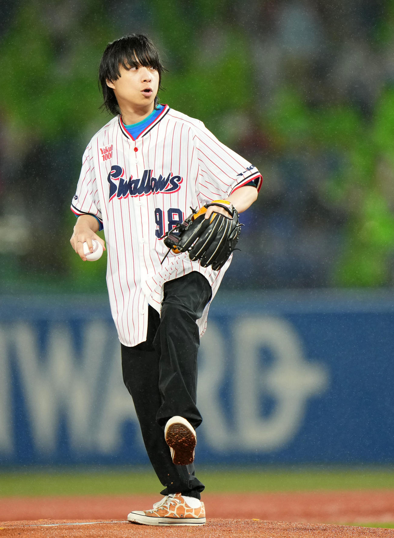 ヤクルト対DeNA　始球式をする尾崎世界観（撮影・横山健太）