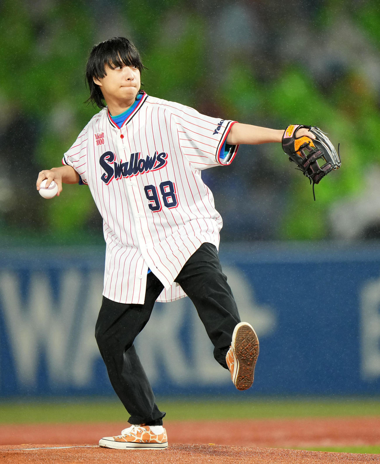 ヤクルト対DeNA　始球式をする尾崎世界観（撮影・横山健太）