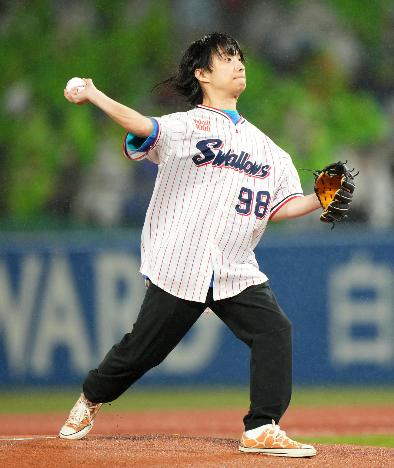 ヤクルト対DeNA　始球式をする尾崎世界観（撮影・横山健太）