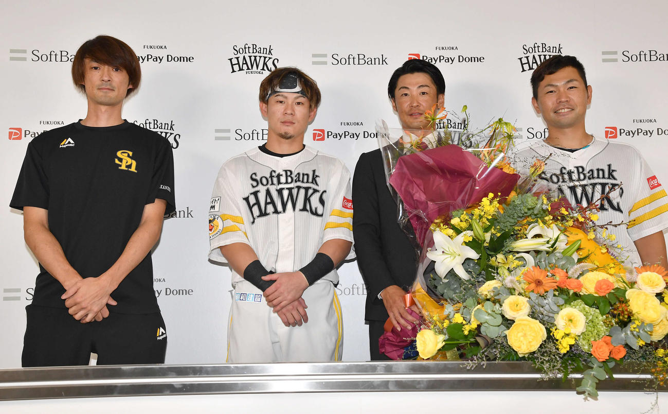 明石（右から2人目）の引退会見で記念撮影する、左から金子スコアラー、牧原大、ひとりおいて中村晃（撮影・岩下翔太）
