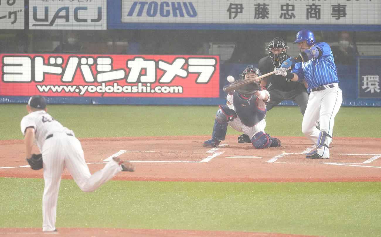 ヤクルト対DeNA 1回表DeNA2死一、二塁、先制の右越え3点本塁打を放つ宮崎。投手大西（撮影・鈴木みどり）