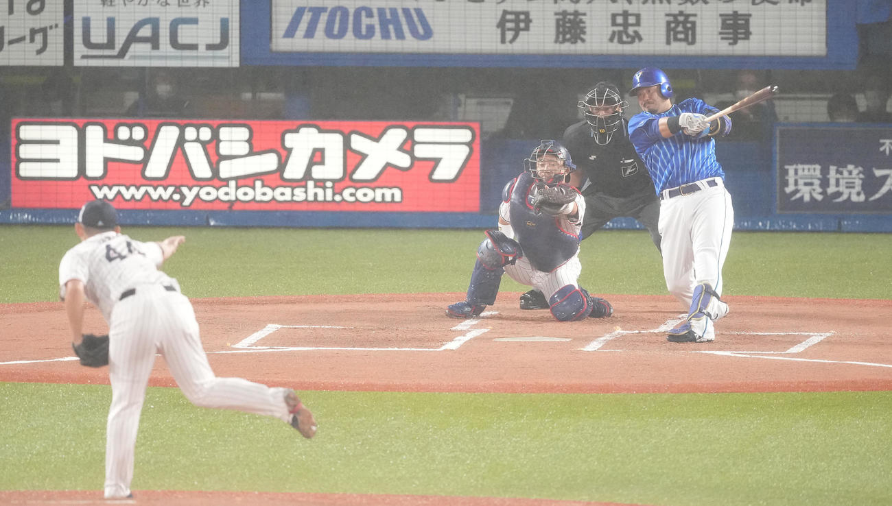 ヤクルト対DeNA 1回表DeNA2死一、二塁、先制の右越え3点本塁打を放つ宮崎。投手大西（撮影・鈴木みどり）