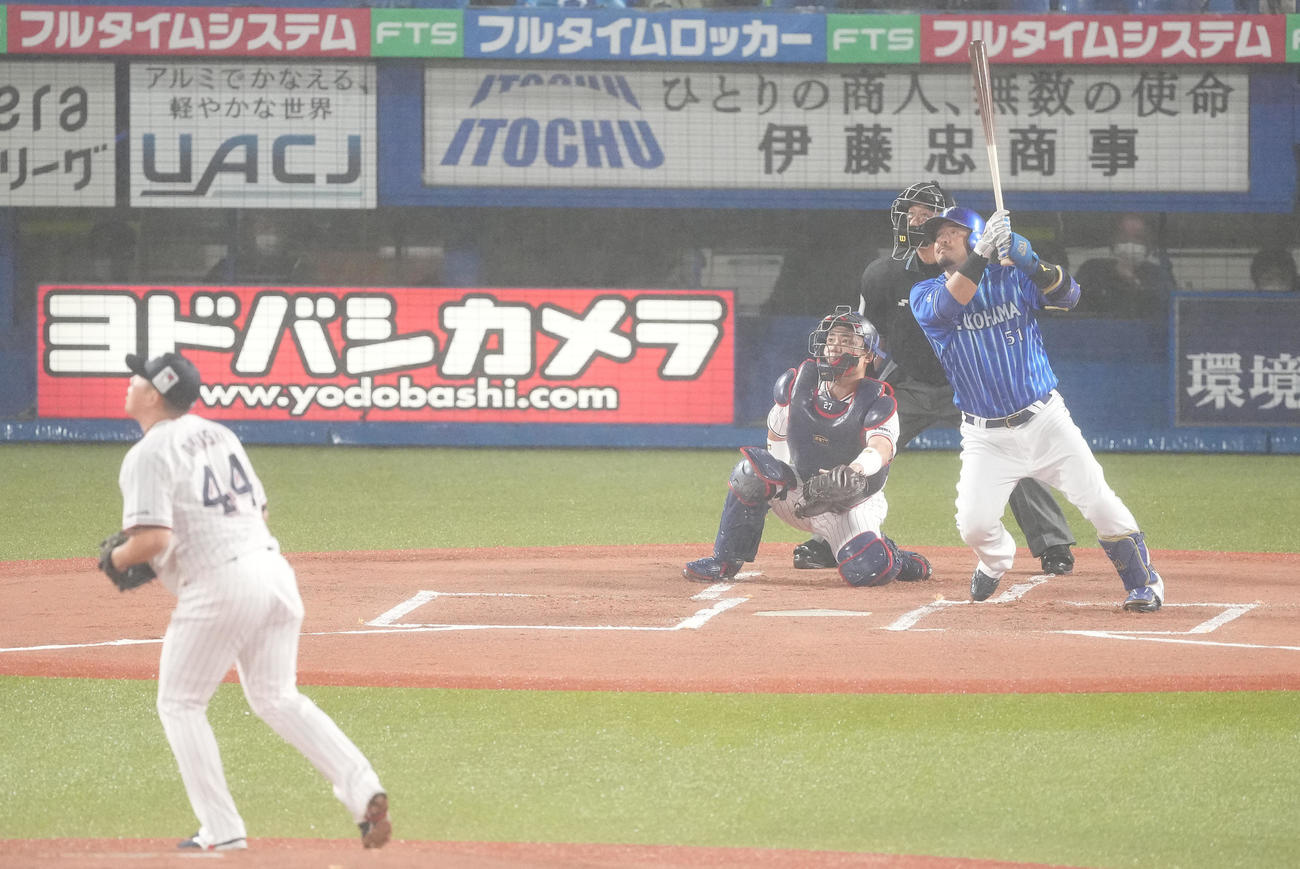 ヤクルト対DeNA 1回表DeNA2死一、二塁、先制の右越え3点本塁打を放つ宮崎。投手大西（撮影・鈴木みどり）