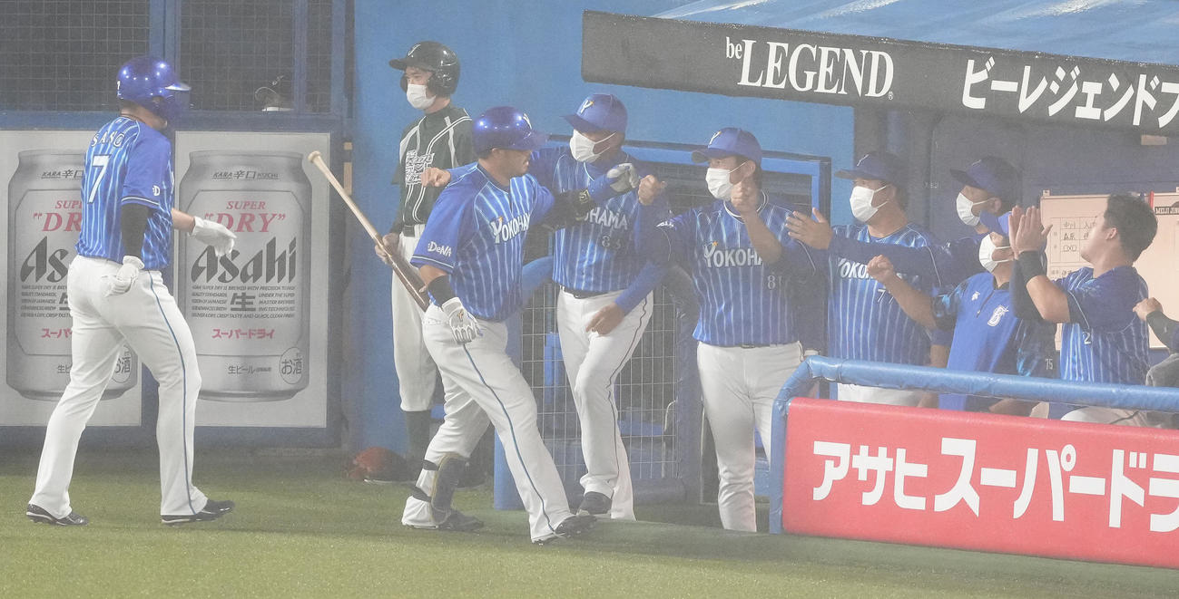 ヤクルト対DeNA 1回表DeNA2死一、二塁、先制の右越え3点本塁打を放った宮■（■は崎の大が立の下の横棒なし）（中央左）を迎える三浦監督（同右）（撮影・鈴木みどり）