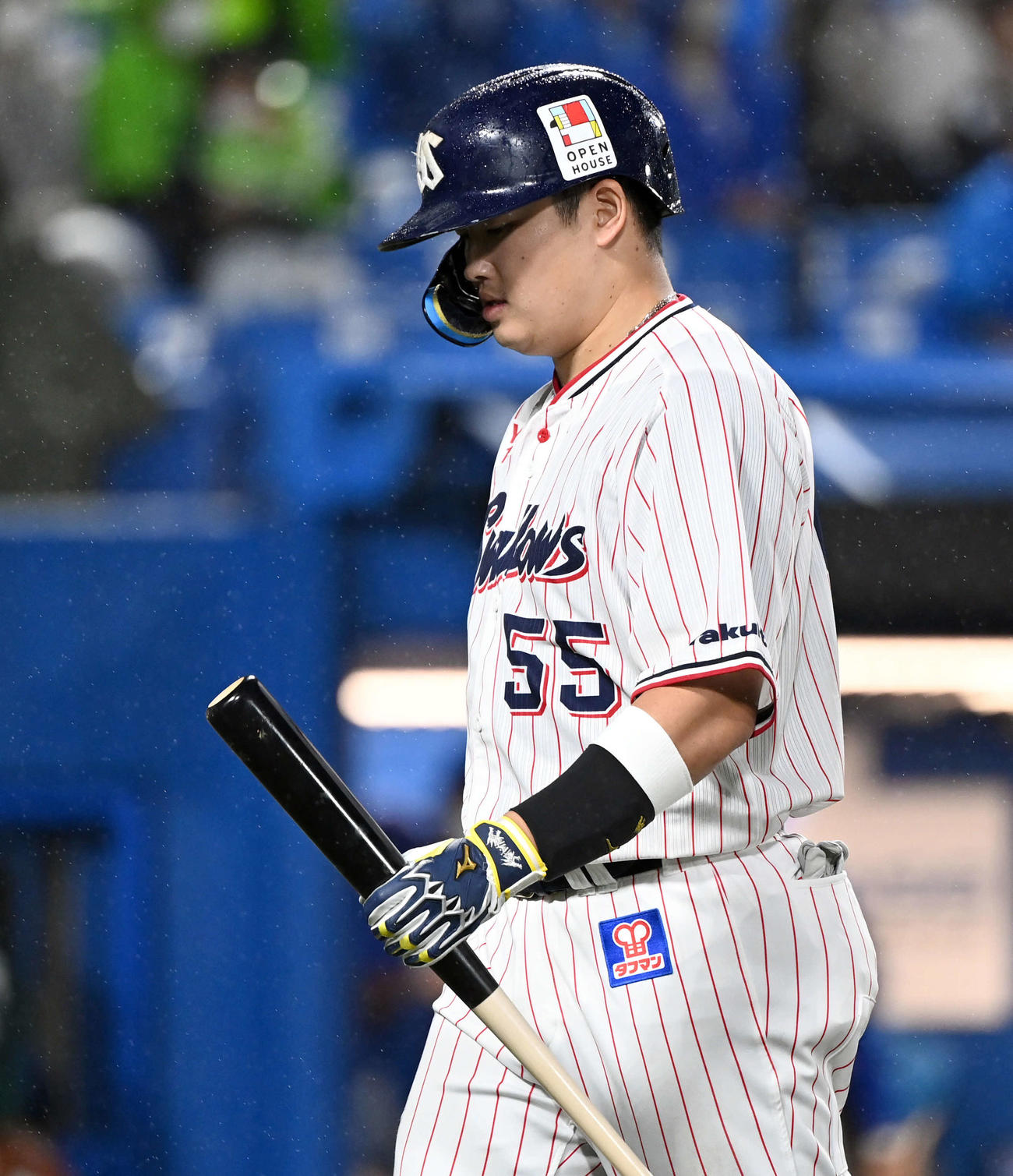 ヤクルト対DeNA 2回裏ヤクルト無死、空振り三振に倒れる村上（撮影・たえ見朱実）