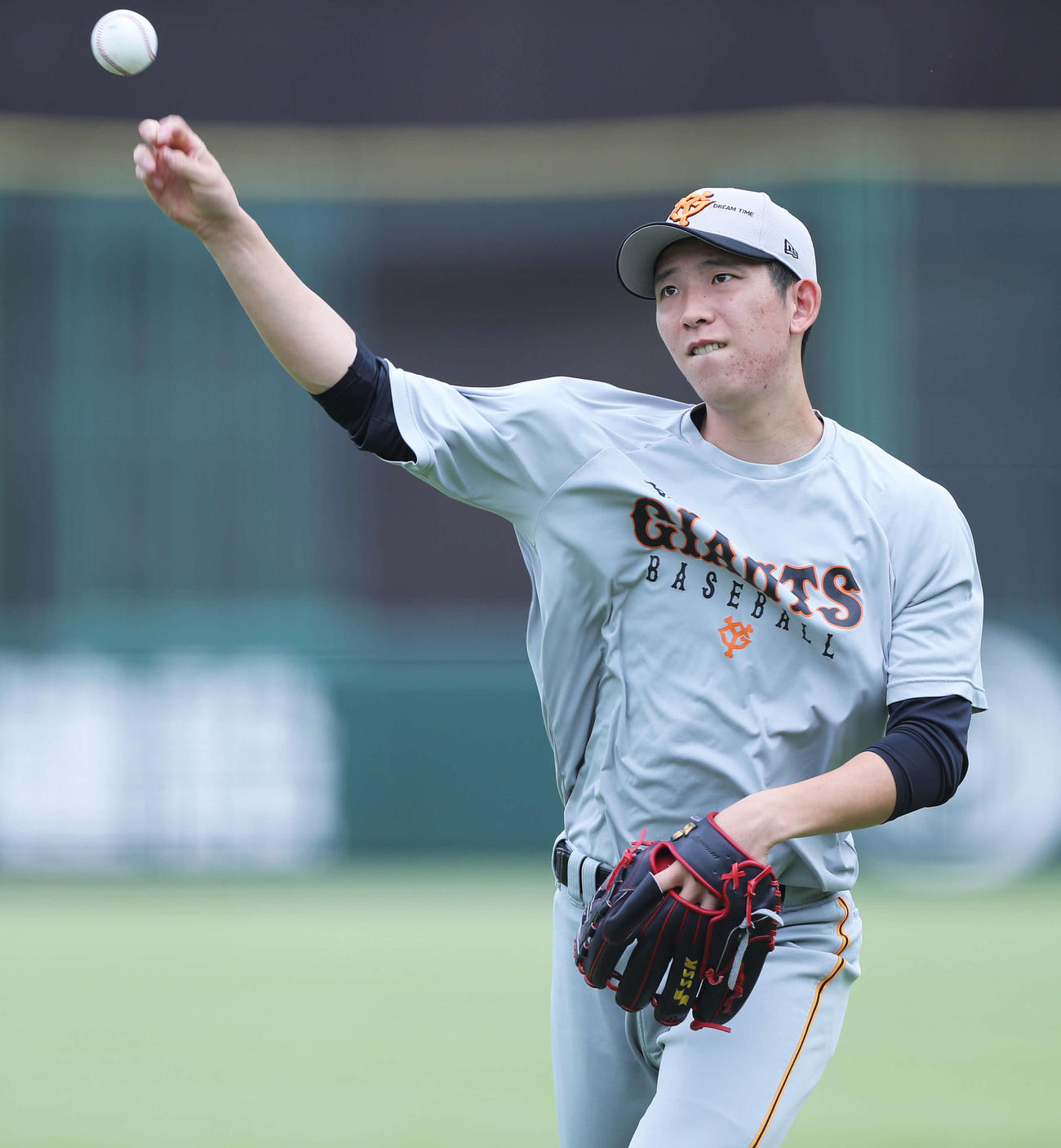 キャッチボールする巨人戸郷（2022年9月15日撮影）