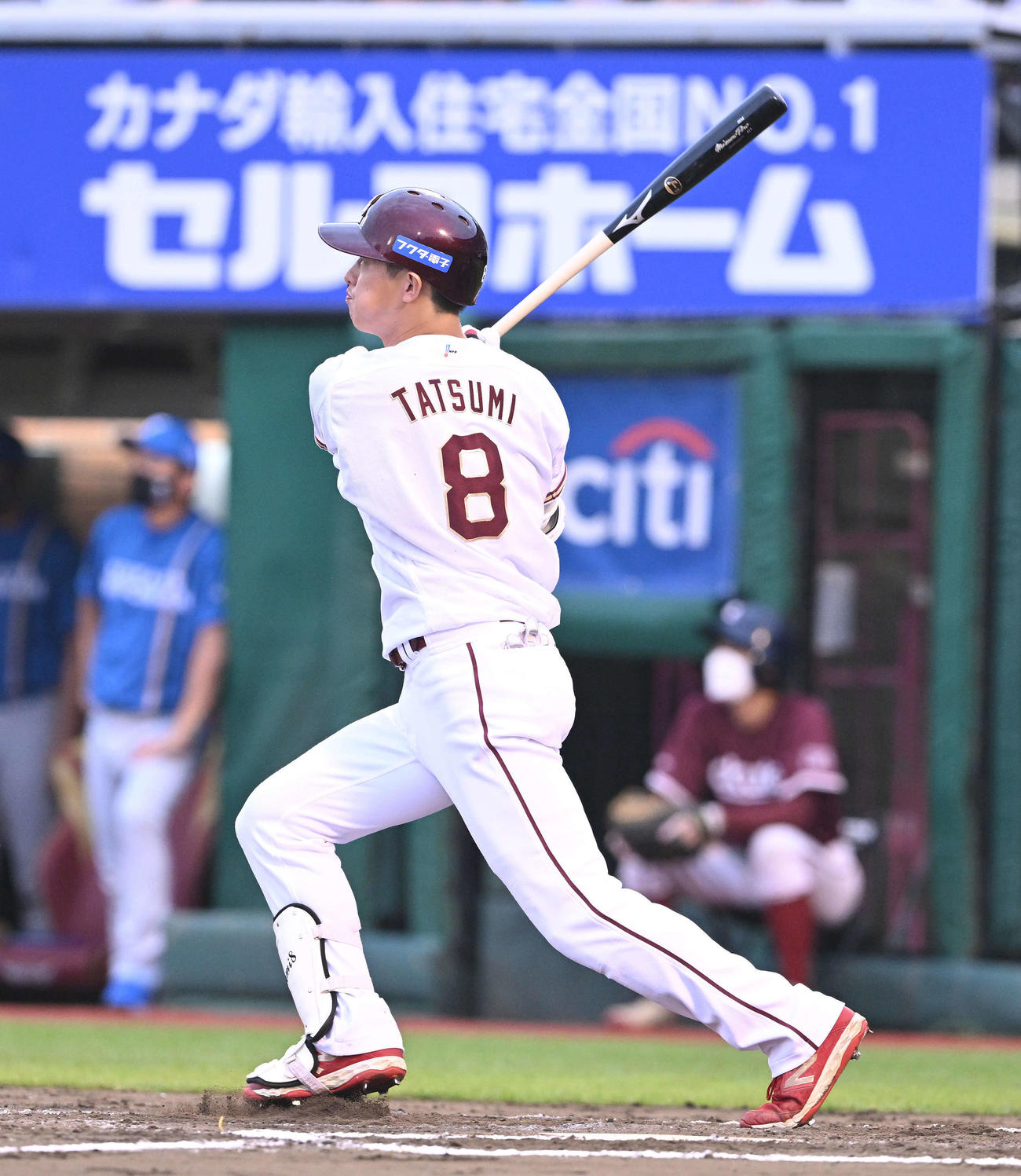 楽天対日本ハム　7回裏楽天無死、辰己は右越えソロ本塁打を放つ（撮影・滝沢徹郎）