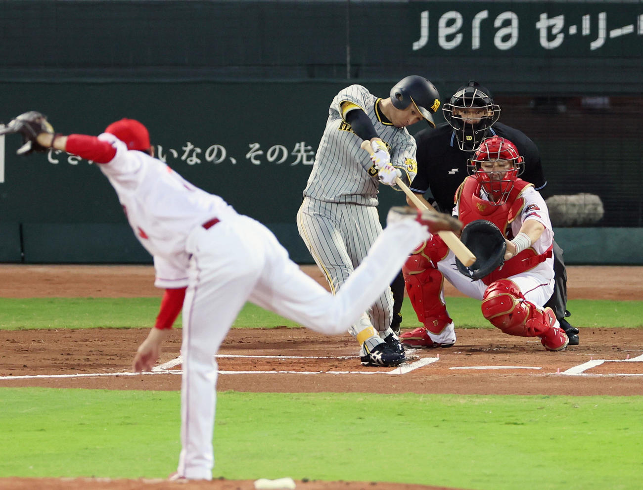 広島対阪神　1回表阪神1死一塁、近本は右に適時二塁打を放つ。投手は大瀬良（撮影・加藤哉）