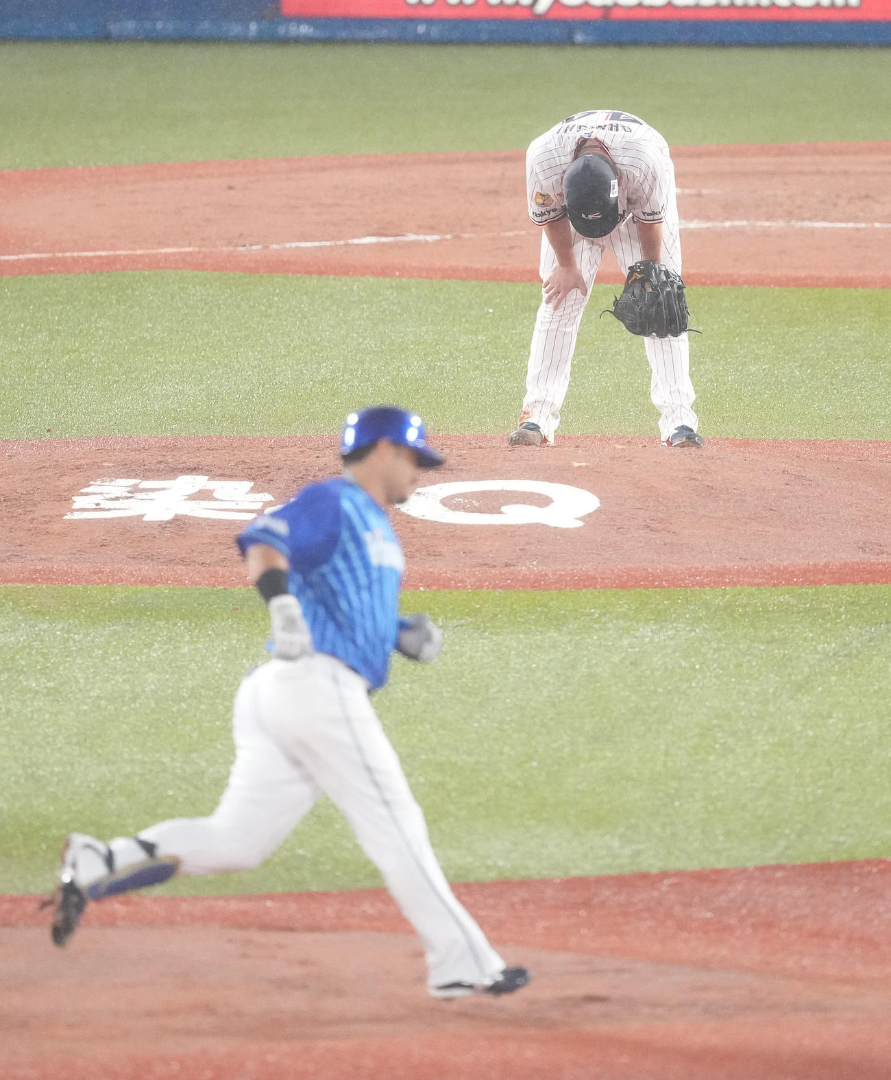 ヤクルト対DeNA 3回表DeNA1死二塁、宮崎に左中間への2点本塁打を浴び肩を落とす大西（撮影・鈴木みどり）