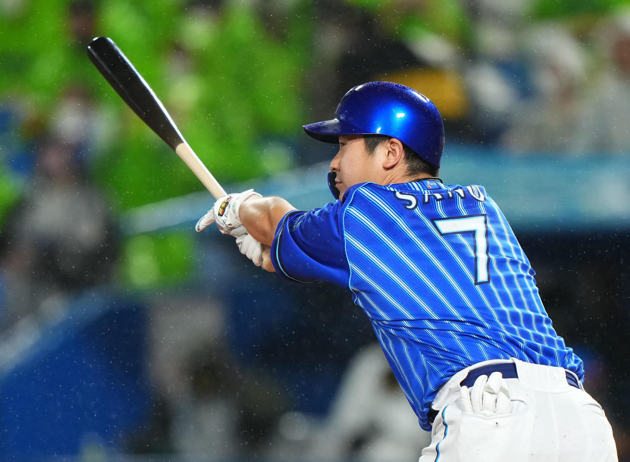 ヤクルト対DeNA 3回表DeNA1死、中越え本塁打を放つ佐野（撮影・横山健太）