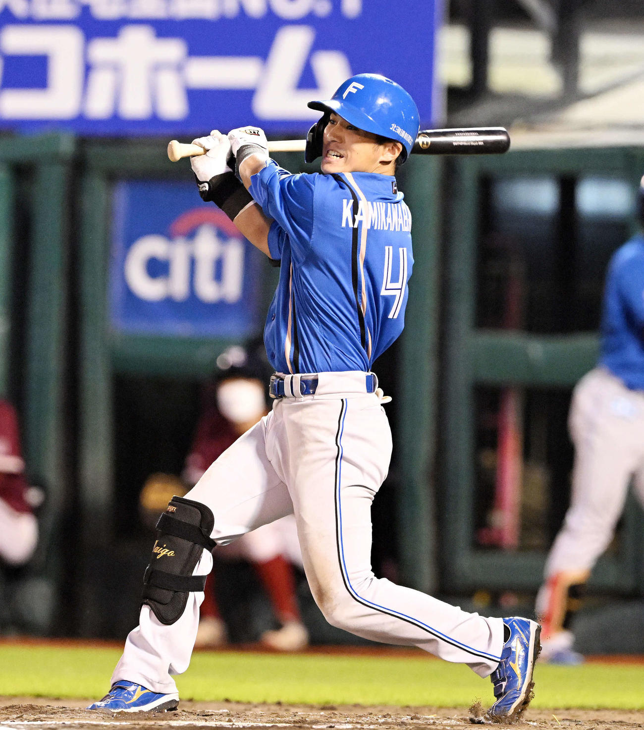 楽天対日本ハム　10回表日本ハム1死二、三塁、上川畑は適時打を放つ（撮影・滝沢徹郎）