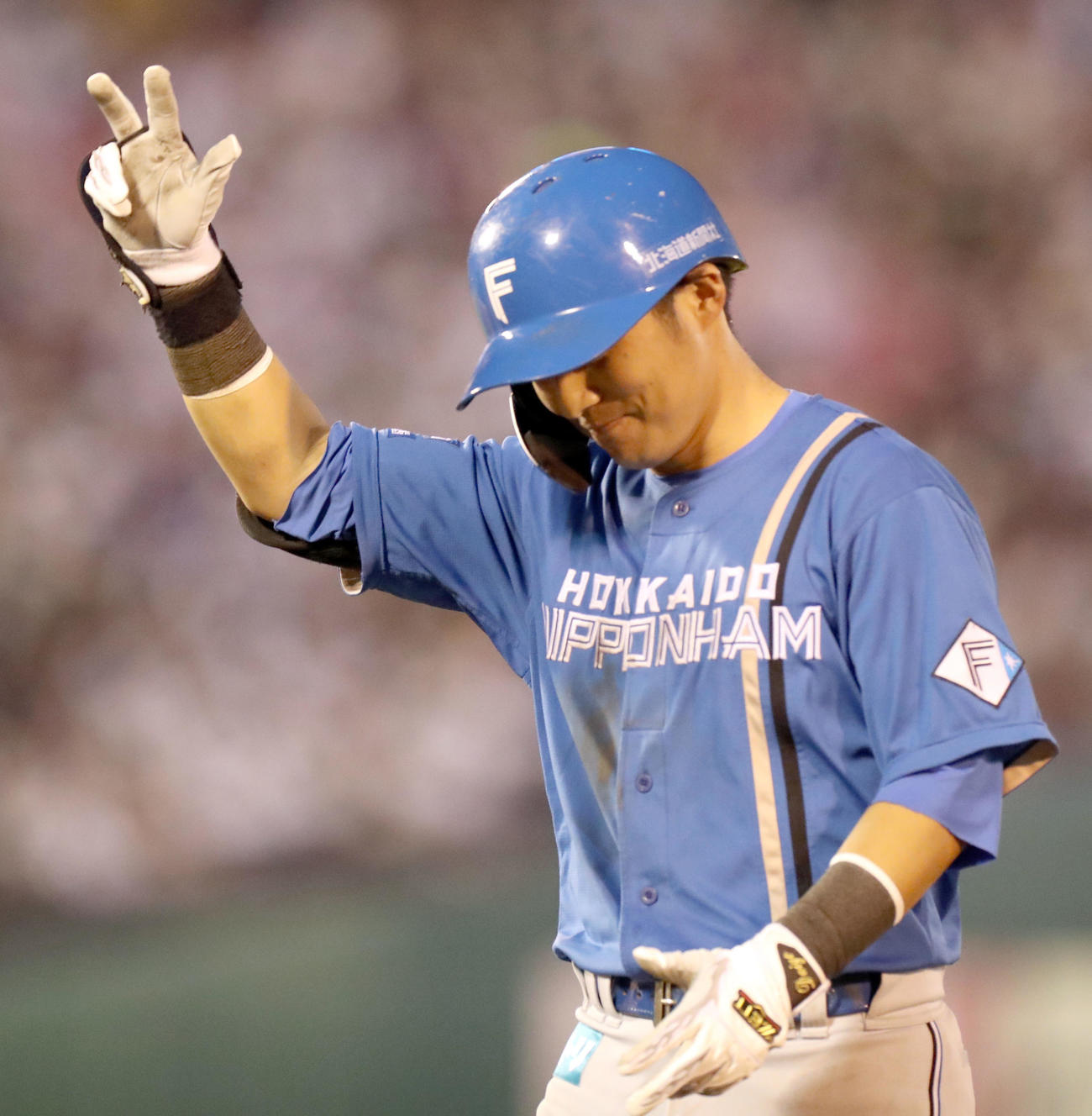 楽天対日本ハム　10回表日本ハム1死二、三塁、勝ち越しとなる左前適時打を放ちポーズをとる上川畑（撮影・佐藤翔太）