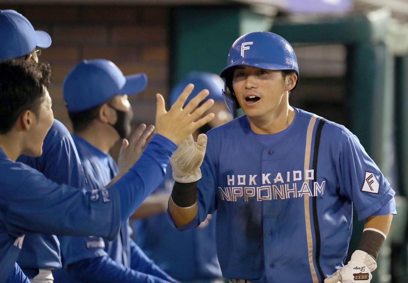 楽天対日本ハム　10回表日本ハム1死一、三塁、松本剛の適時二塁打で生還した上川畑はナインに出迎えられる（撮影・佐藤翔太）