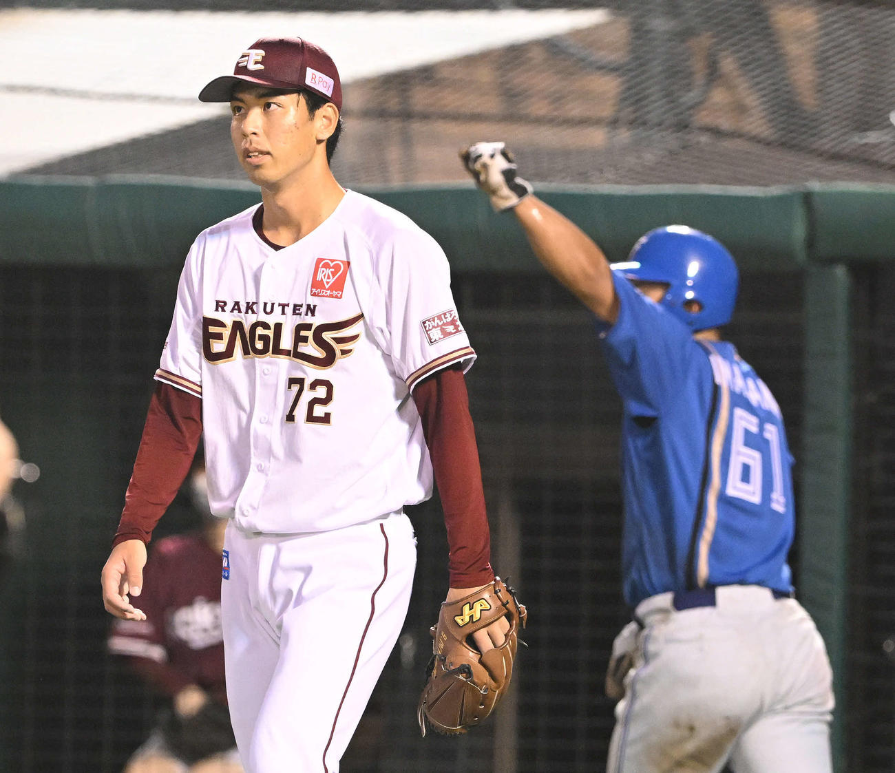 楽天対日本ハム　10回表日本ハム1死二、三塁、上川畑に適時打を浴びた宮森。右は生還して喜ぶ三走今川（撮影・滝沢徹郎）