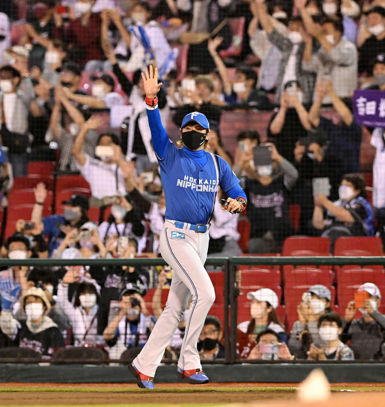 楽天対日本ハム　試合後、ファンに手を振る日本ハム新庄監督（撮影・滝沢徹郎）