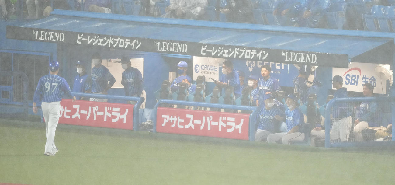 ヤクルト対DeNA 5回表が始まる前、雨が強まり試合が中断し、ぼうぜんとするDeNAベンチ（撮影・鈴木みどり）