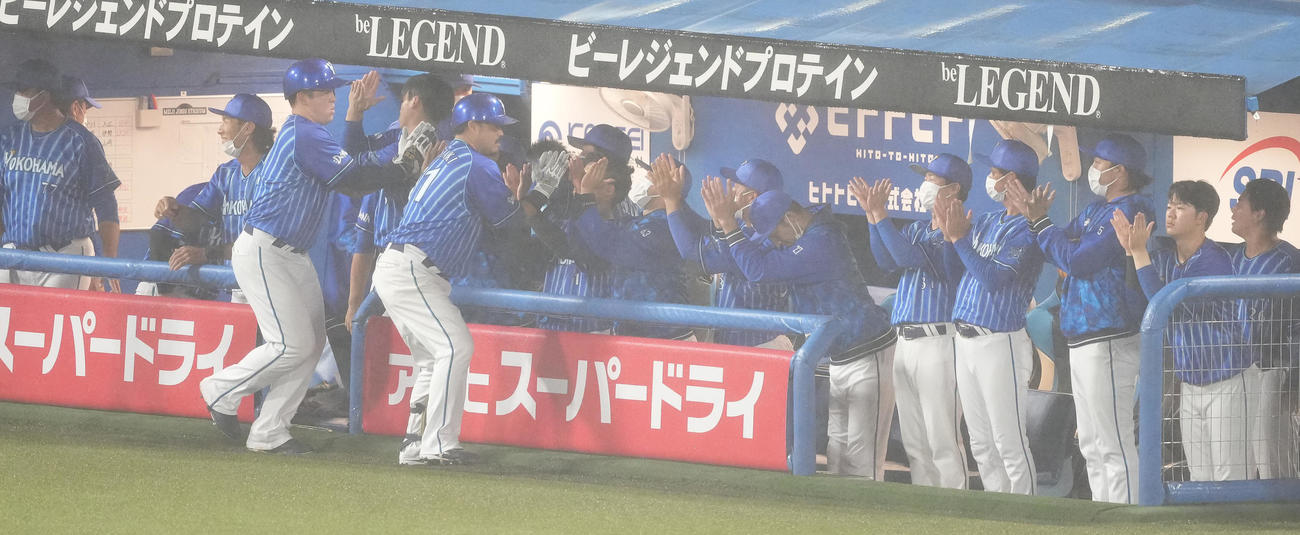 ヤクルト対DeNA 3回表DeNA1死二塁、左中間への2点本塁打を放った宮崎（中央左）はナインとハイタッチ（撮影・鈴木みどり）