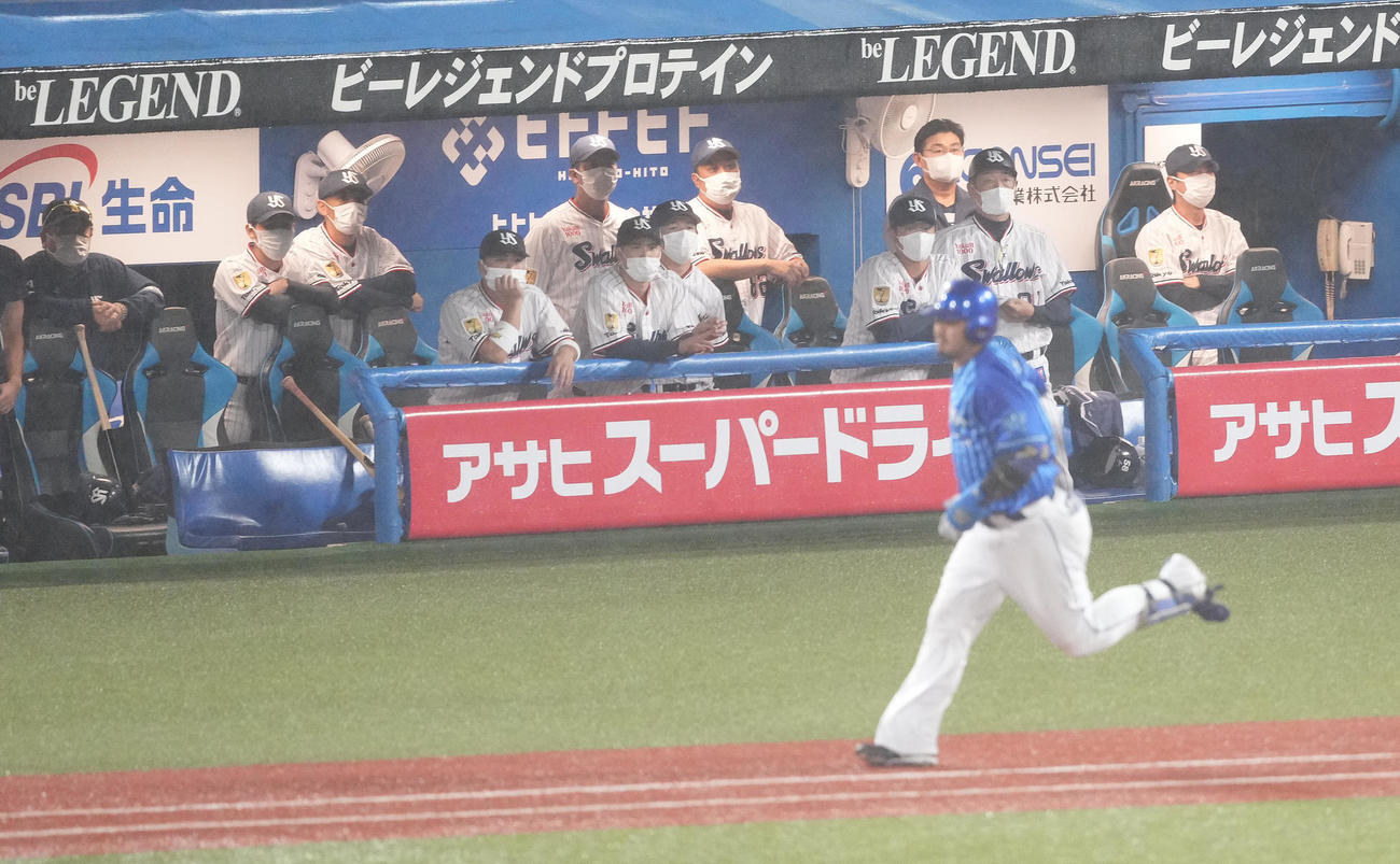 ヤクルト対DeNA 3回表DeNA1死二塁、宮崎に2点本塁打を浴びぼうぜんとする高津監督（右）（撮影・鈴木みどり）