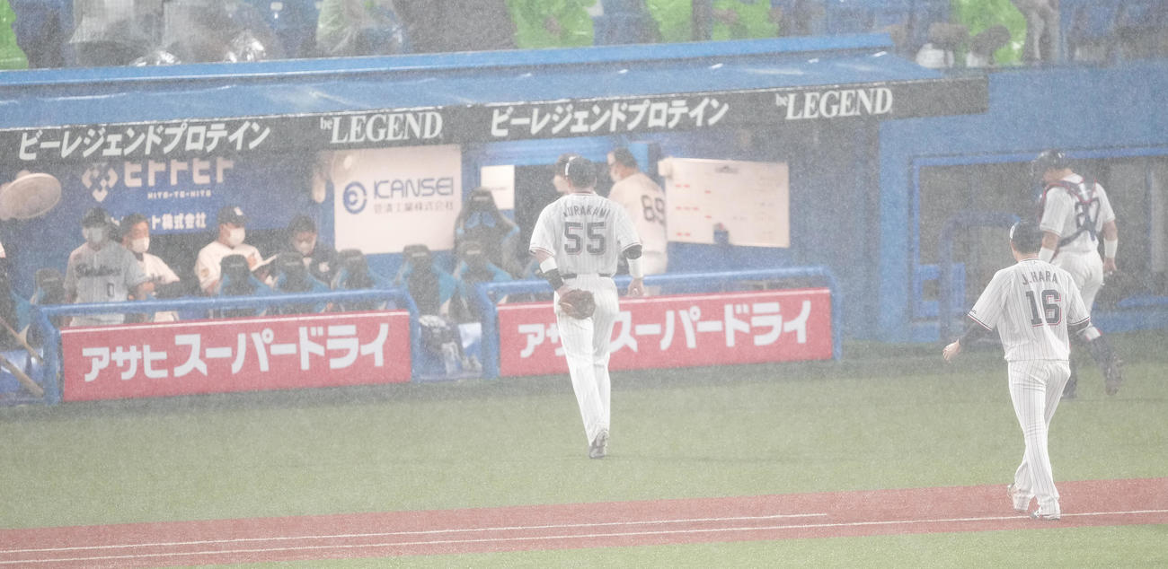 ヤクルト対DeNA 5回表が始まる前、雨が強まり試合が中断し、ベンチへ引き揚げるヤクルト村上（中央）ら（撮影・鈴木みどり）