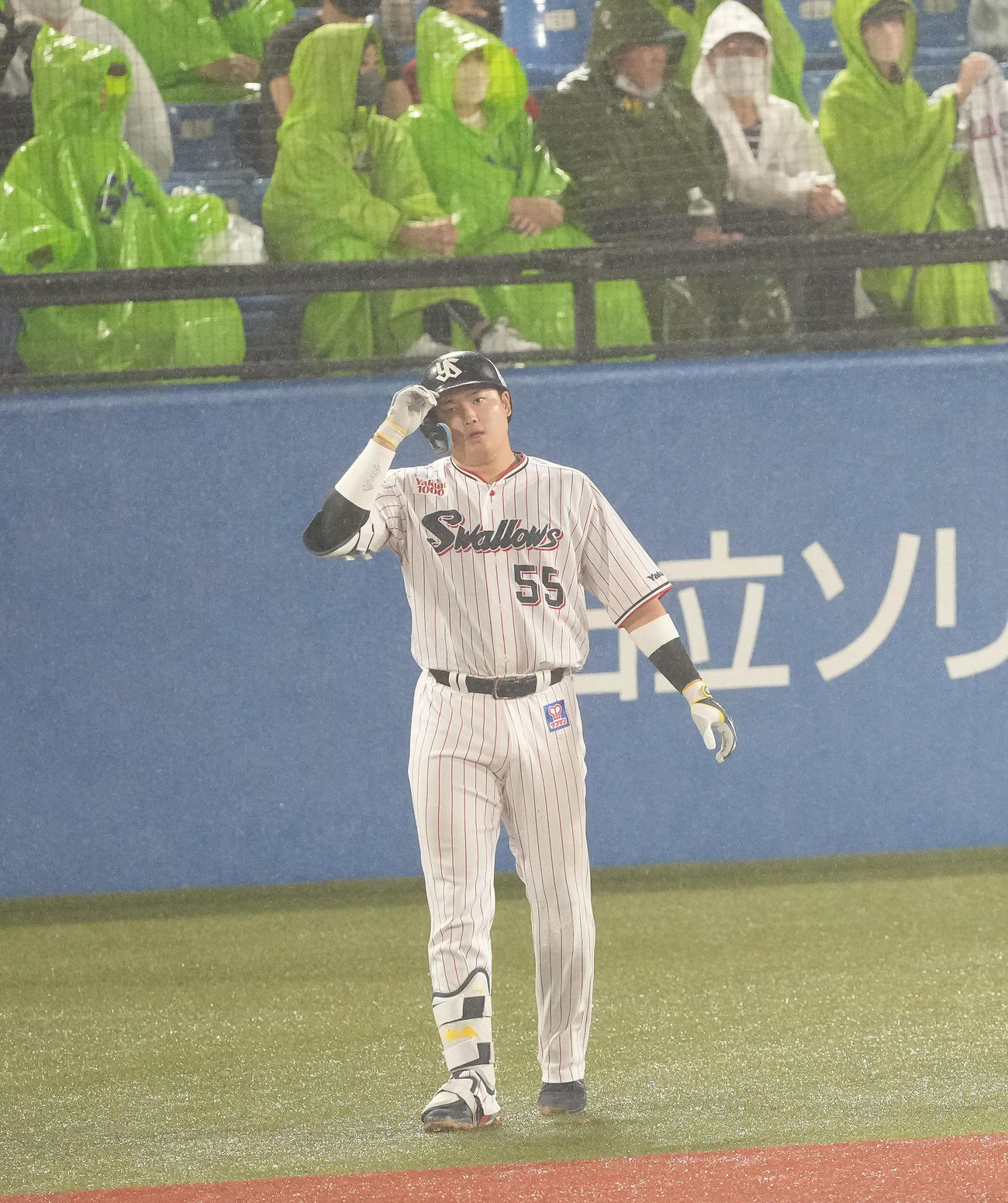 ヤクルト対DeNA 4回裏ヤクルト1死二塁、二ゴロに倒れ浮かない表情の村上（撮影・鈴木みどり）