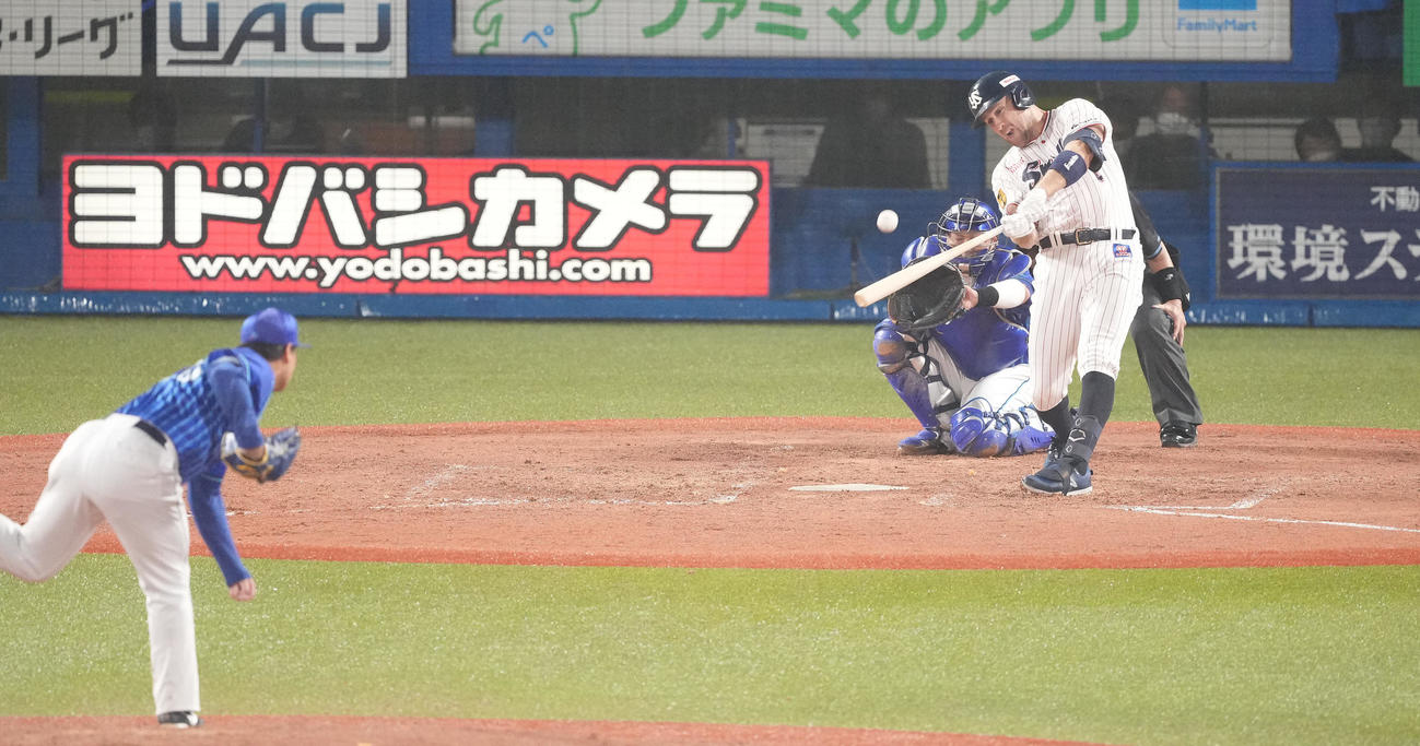 ヤクルト対DeNA 4回裏ヤクルト1死、左中間にソロ本塁打を放つキブレハン。投手浜口（撮影・鈴木みどり）
