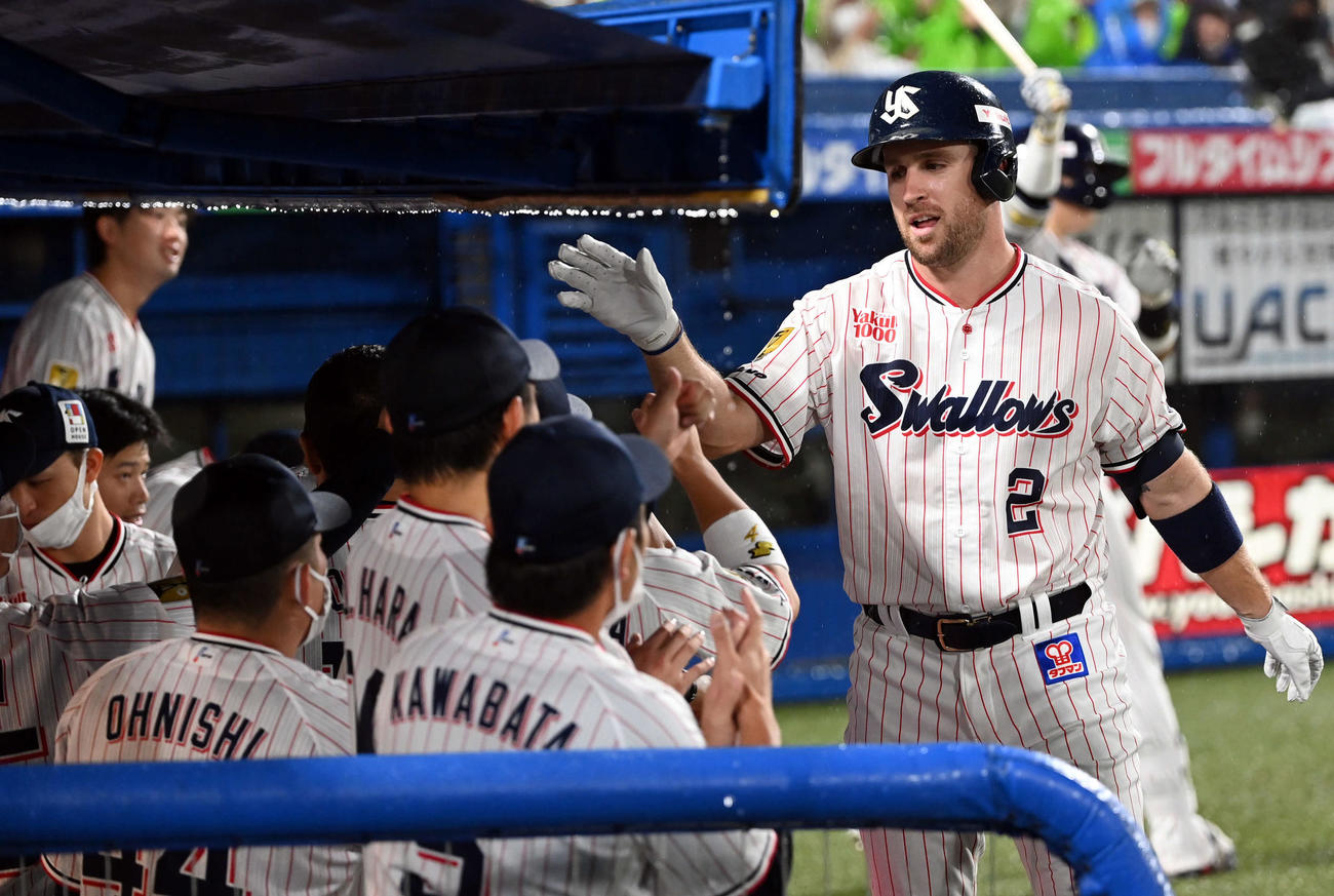 ヤクルト対DeNA 4回裏ヤクルト1死、左越えにソロ本塁打を放ったキブレハン（撮影・たえ見朱実）