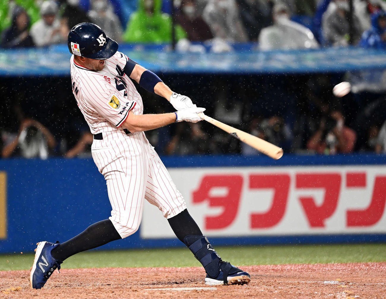 ヤクルト対DeNA 4回裏ヤクルト1死、左越えにソロ本塁打を放つキブレハン（撮影・たえ見朱実）