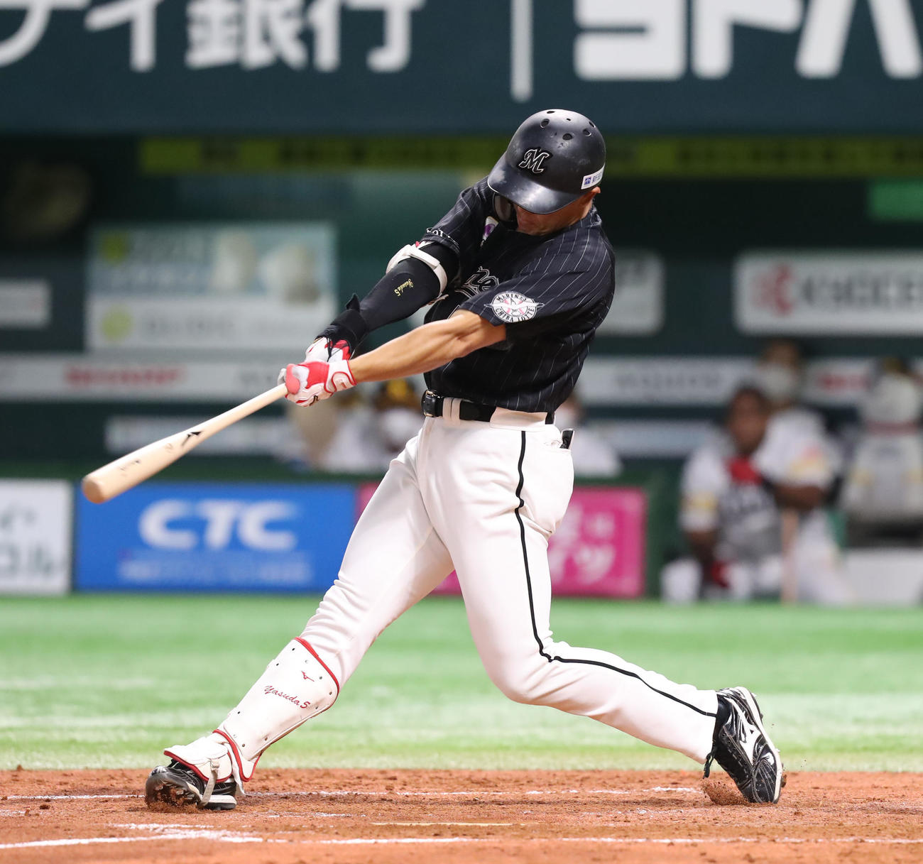 ソフトバンク対ロッテ　4回表ロッテ無死、安田尚憲は右中間へ2点本塁打を放つ（撮影・屋方直哉）