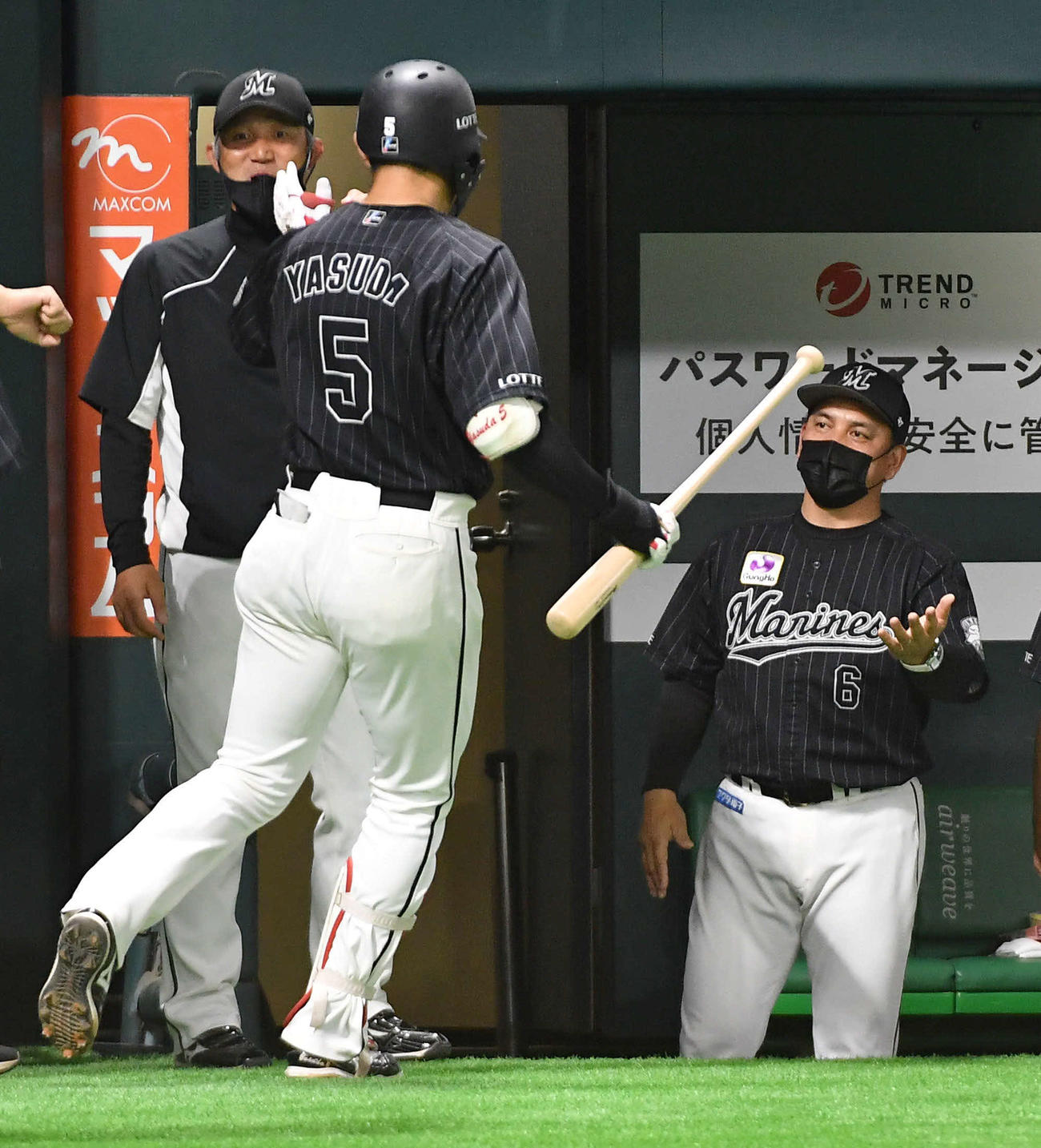 ソフトバンク対ロッテ　4回表ロッテ2死一塁、右中間へ先制の2点本塁打を放った安田（左から2人目）を迎える井口監督（撮影・岩下翔太）
