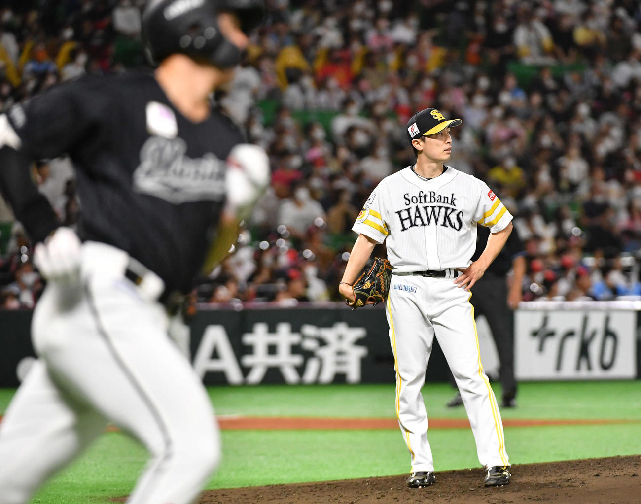 ソフトバンク対ロッテ　4回表ロッテ2死一塁、安田（左）に右中間へ先制の2点本塁打を打たれ、悔しそうに腰に手を当てる和田（撮影・岩下翔太）