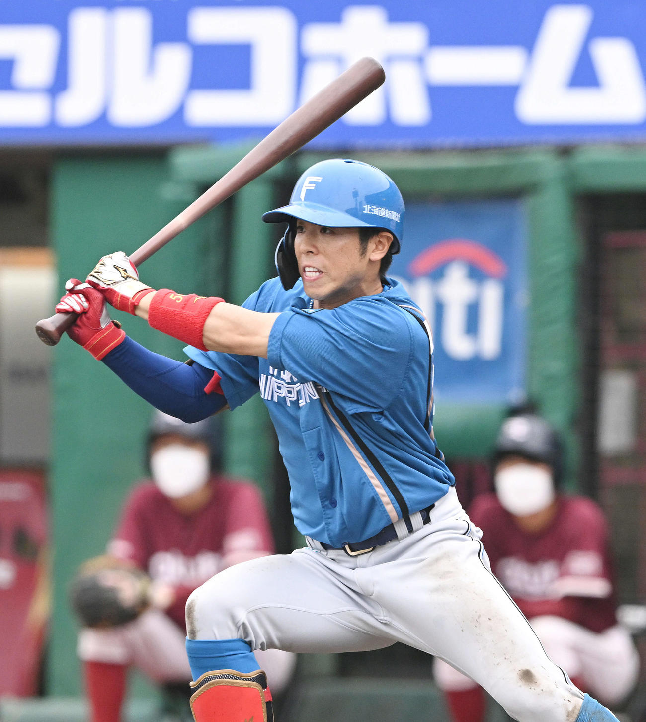 3回表日本ハム1死一塁、五十幡は遊内野安打を放つ（撮影・滝沢徹郎）