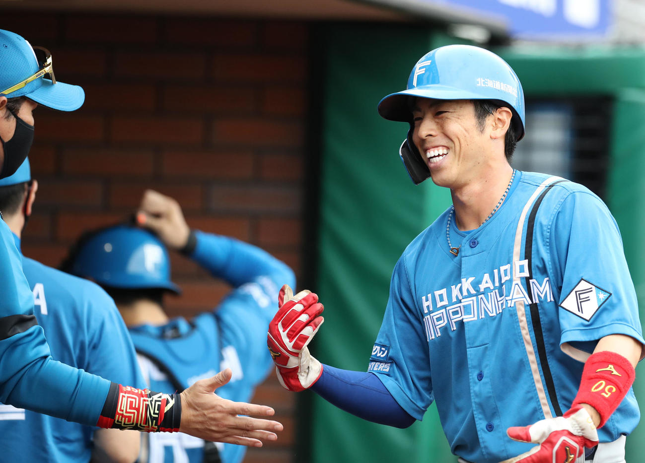 楽天対日本ハム　新庄監督（左）に出迎えられ笑顔を見せる五十幡（撮影・佐藤翔太）