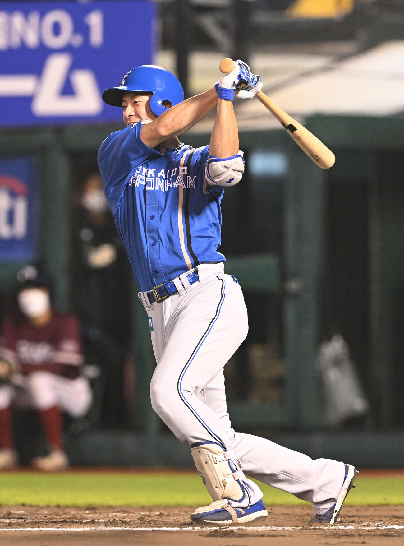 楽天対日本ハム　10回表日本ハム1死二、三塁、代打松本剛は左翼へ2点適時二塁打を放つ（撮影・滝沢徹郎）