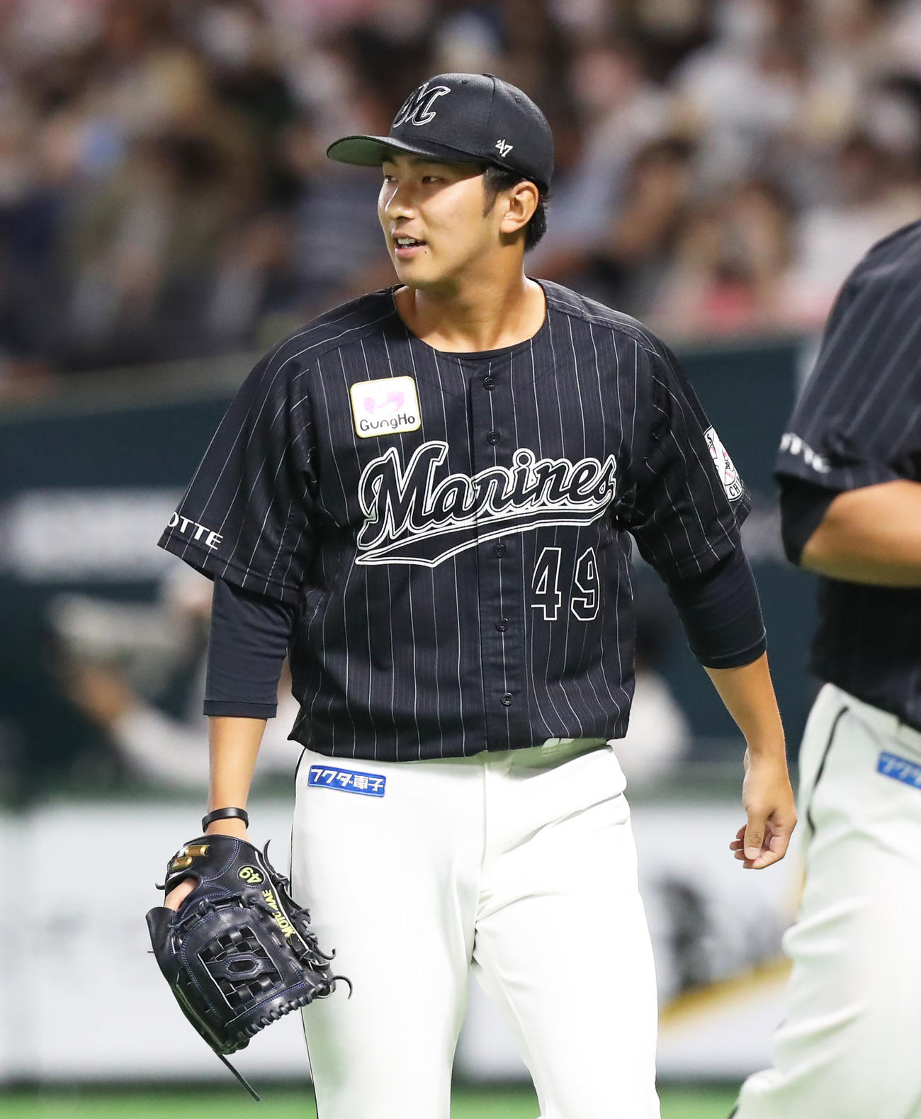 ソフトバンク対ロッテ　2回裏を投げ終え、ベンチに戻る本前（撮影・屋方直哉）