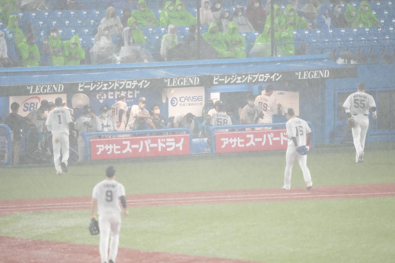 5回表途中で雨により2度目の中断（撮影・鈴木みどり）