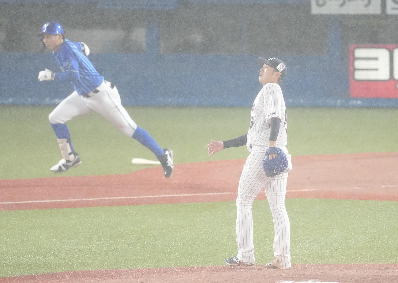 ヤクルト対DeNA 5回表DeNA1死、森に右越えソロ本塁打を浴びる原（撮影・鈴木みどり）