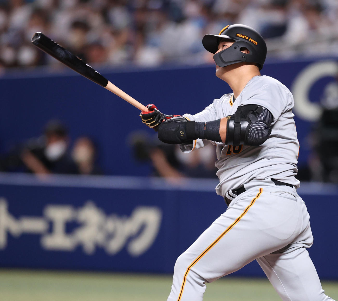 中日対巨人　5回表巨人1死、ソロ本塁打を放つ中田（撮影・狩俣裕三）