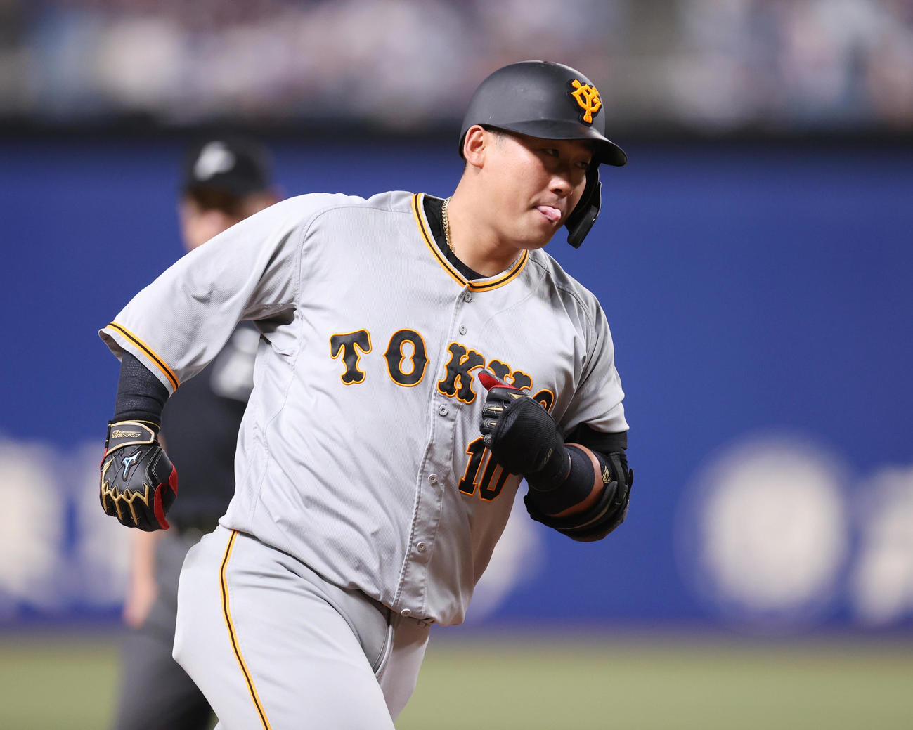 中日対巨人　5回表巨人1死、ソロ本塁打を放ち、ダイヤモンドを回る中田（撮影・狩俣裕三）