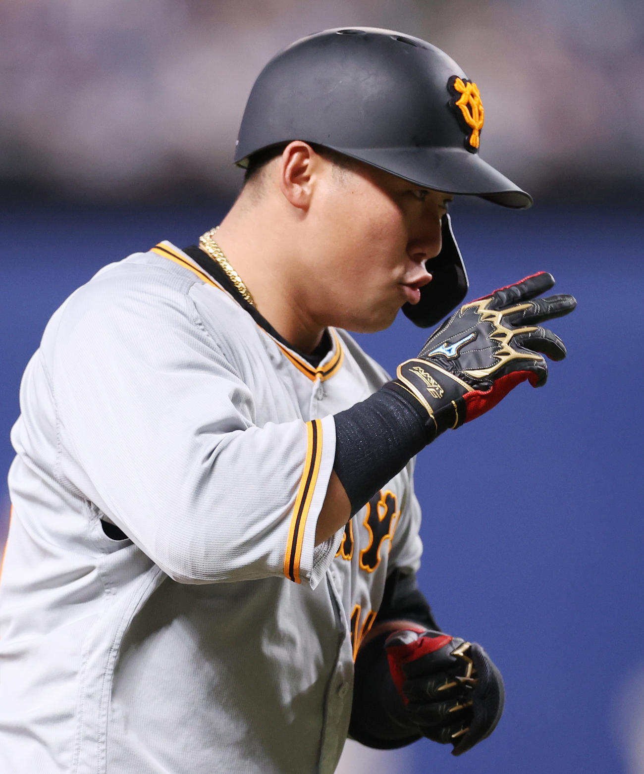 中日対巨人　5回表巨人1死、ソロ本塁打を放ち、三塁を回りながらポーズを決める中田（撮影・狩俣裕三）