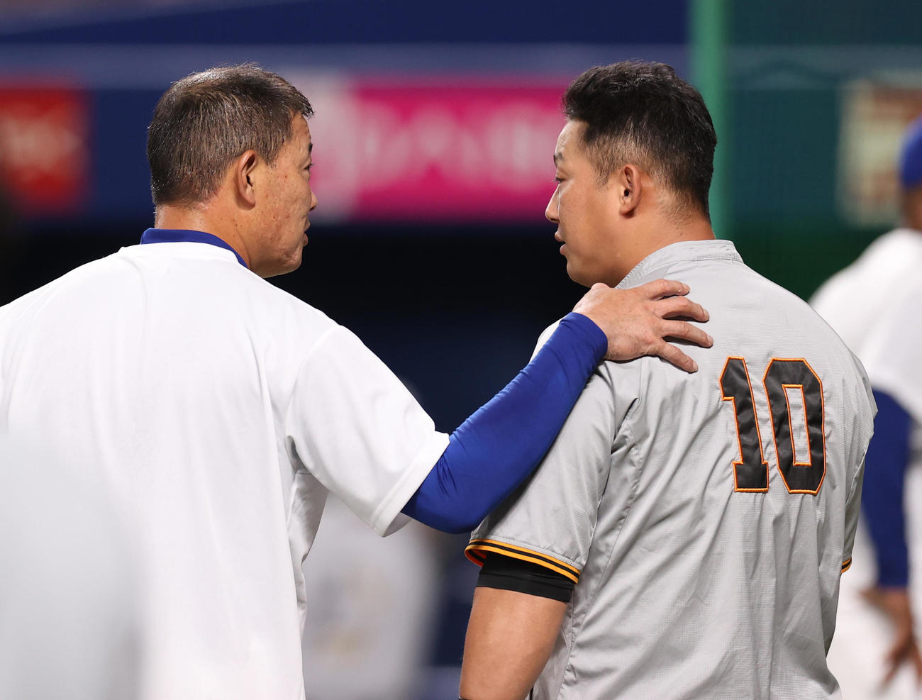 中日対巨人　引退試合前の練習で中田（右）と談笑する福留（撮影・狩俣裕三）